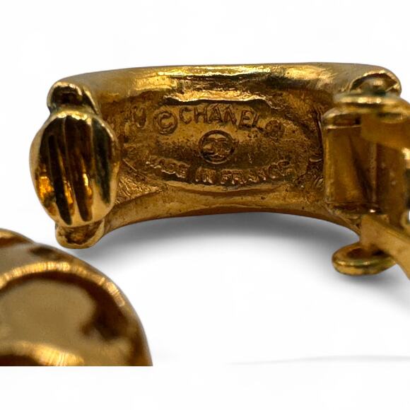 Vintage auth CHANEL Door Knocker Hoop Earrings – 1980s Signed CHANEL - Picture 4 of 7